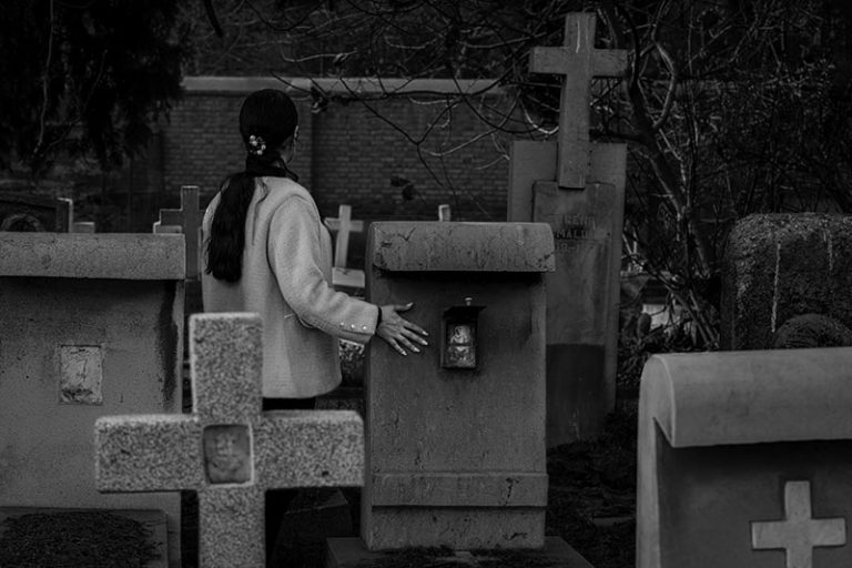 Zdjęcie: Akbar Shahbazi. Polski cmentarz w Teheranie.