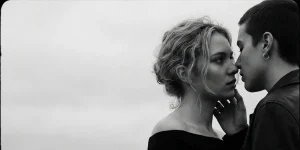 Młoda para na miejskim Skwerze w Warszawie